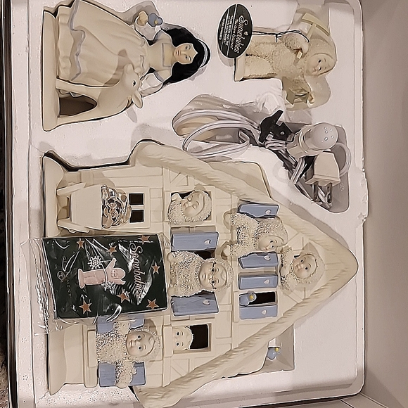 Snowbabies Christmas Display - Picture 3 of 3